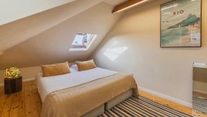 Vintage with Castle View Apartment by LovelyStay