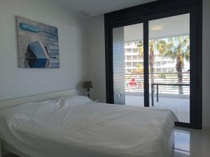 Moderno apartamento con terraza y vistas al mar R22 by Novadesta