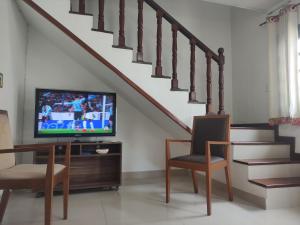 CASA EM CONDOMÍNIO- PRAIAS TOMBO E ASTÚRIAS NO GUARUJÁ - 2 quartos - 2 banheiros- ar cond - quintal - churrasqueira