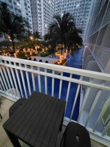 Near MOA and NAIA airport at Shore 1 Residences with balcony -unlimited WIFI