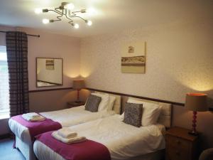 Twin Room with Private Bathroom room in Meare Manor
