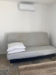 Studio neuf a la campagne a 10 minutes des plages de mediterranée