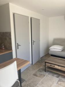 Studio neuf a la campagne a 10 minutes des plages de mediterranée