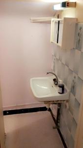 Chambre spacieuse dans une maison