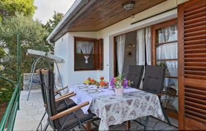 2 Bedroom Lovely Home In Brac 