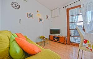 2 Bedroom Lovely Home In Brac 