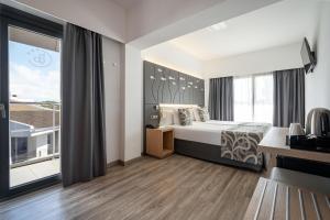 Double or Twin Room with Side Sea View room in Hotel THB Gran Bahía