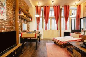 Montmartre Rue des Martyrs Loft with AC, 4-7 PEO