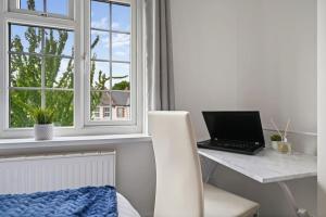 Spacious 2-Bed Flat, Acton