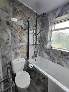 Cosy 3 Bed with Parking Near Piccadilly, Etihad Stadium and COOP Live Sleeps up to 6