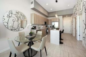 Luxury & Modern Condo in Design District with Pool