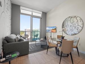 Luxury & Modern Condo in Design District with Pool