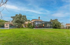 Maisons de vacances Gorgeous Home In Montady : photos des chambres