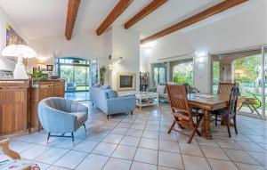 Maisons de vacances Gorgeous Home In Montady : photos des chambres