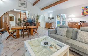 Maisons de vacances Gorgeous Home In Montady : photos des chambres
