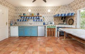 Maisons de vacances Gorgeous Home In Montady : photos des chambres