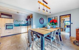 Maisons de vacances Gorgeous Home In Quessoy : photos des chambres
