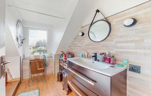 Maisons de vacances Gorgeous Home In Quessoy : photos des chambres