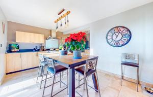 Maisons de vacances Gorgeous Home In Quessoy : photos des chambres