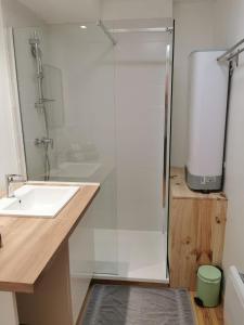 Les appartements du centre, refaits a neuf, climatises, hyper centre, 50m a pieds des commerces, restaurants, parking gratuit : photos des chambres
