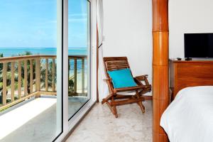 Residences at Barrier Reef 1-3C Oceanfront 2 BR by Stay Floreo