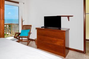 Residences at Barrier Reef 1-3C Oceanfront 2 BR by Stay Floreo