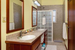 Residences at Barrier Reef 1-3C Oceanfront 2 BR by Stay Floreo