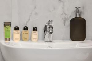 Cozy Sunlit Studio with Kitchenette