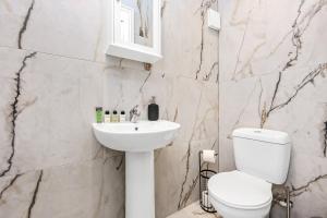 Cozy Sunlit Studio with Kitchenette