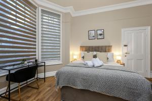 Cozy Sunlit Studio with Kitchenette