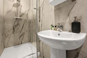 Cozy Sunlit Studio with Kitchenette