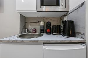 Cozy Sunlit Studio with Kitchenette