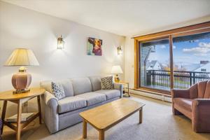 Ski on ski off, beautiful views, 2 bedroom condo with access to indoor pool, Sunrise C5