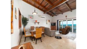 Residences at Barrier Reef 1-2C Oceanfront 2 BR by Stay Floreo