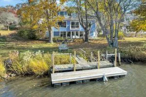 The Madeline - Waterfront Stay with Dock & Fire Pit - New Seabury