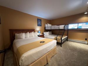 Lakeside, spacious, modern 2BR - sleeps up to 8 condo