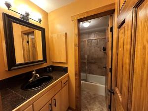 Lakeside, spacious, modern 2BR - sleeps up to 8 condo
