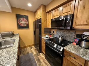Lakeside, spacious, modern 2BR - sleeps up to 8 condo
