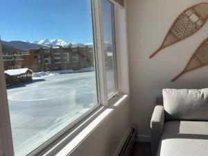 Beautiful Renovated 1BR Lakeside Condo condo