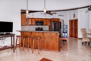 Residences at Barrier Reef 8C Oceanview 2 BR by Stay Floreo
