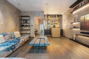 Elegant 4-BR House with garden