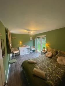 Farsley guest room seperate entrance with double bedroom and private shower room - Horsforth