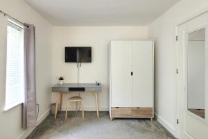 Spacious 4-Bedroom House with POOL & TABLE TENNIS TABLE and MASSAGE CHAIRS By Your Lettings Short Lets & Serviced Accommodation Peterborough Free WiFi and Netflix