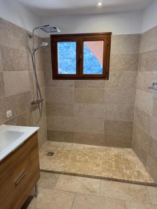 Gite boutx avec Jacuzzi 12 personnes 5 LITS DOUBLES ET 1 CANAPE LIT