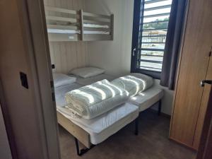 Campings Chalet dans domaine avec piscine : photos des chambres