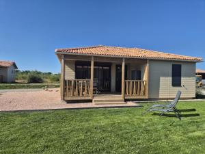 Campings Chalet dans domaine avec piscine : photos des chambres