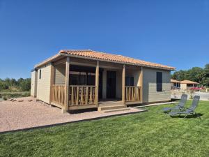 Campings Chalet dans domaine avec piscine : photos des chambres