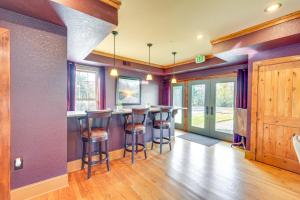 Private Hot Tub Bays View Lodge in Kingsport!