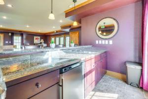 Private Hot Tub Bays View Lodge in Kingsport!