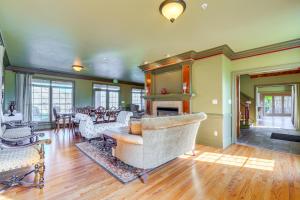 Private Hot Tub Bays View Lodge in Kingsport!